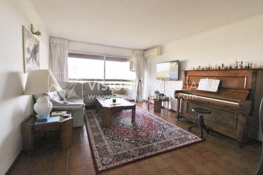 Apartamento en piso alto, 2 dorm. y servicio, muy amplios ambientes 118m2 con amenities y gran confort.-16