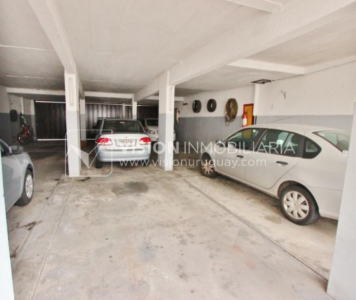 Acogedor apartamento en Pocitos, 3 dormitorios y 2 baños, cocina definida, todo al frente.-44