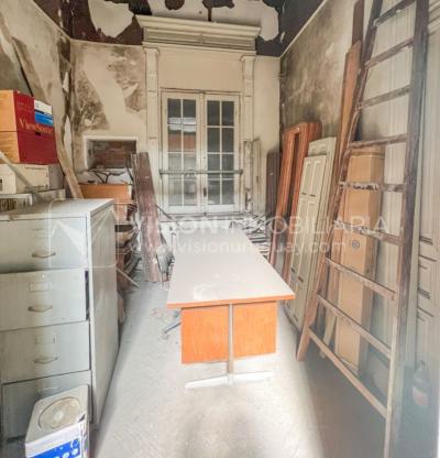 Venta de Palacete: Mansión señorial de 1913 de 690 m2 interiores y 224 de terrazas; 4 plantas, una reciclada inmaculada de gran nivel, completamente Amueblada. Ciudad Vieja. Inversión: U$ 400.000 dólares