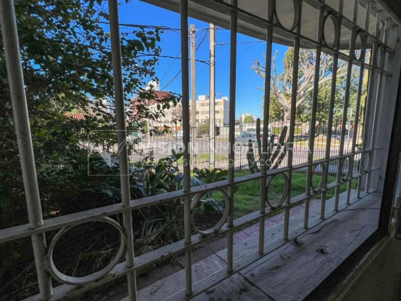 Casa en Venta de 3 Dormitorios, 2 Baños, Garaje, Jardín y Patio. 130 m2 construidos en Propiedad Horizontal -padrón de 290 m2-, en Malvín Sur a 50 mts. de Plaza Italia. U$ 220.000-59