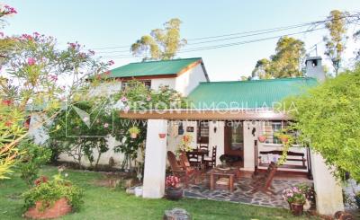 Chacra de 15 hás con el confort de hermosa casa reciclada, barbacoa y piscina climatizada.