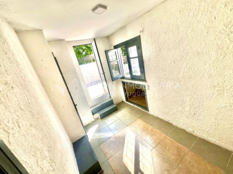 Apartamento Duplex en Venta ideal Renta. Al frente, 4 Dormitorios y 2 Baños, La Unión sobre Av. 8 de Octubre, Piso 1 por escalera, reciclado, impecable para entrar ya. 204 m2 totales 111 m2 interiores + 93 m2 Terrazas. Parrillero.-41