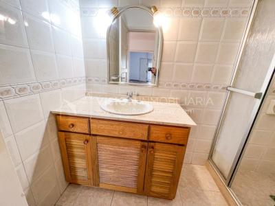 Casa en Venta de 3 Dormitorios, 2 Baños, Garaje, Jardín y Patio. 130 m2 construidos en Propiedad Horizontal -padrón de 290 m2-, en Malvín Sur a 50 mts. de Plaza Italia. U$ 220.000