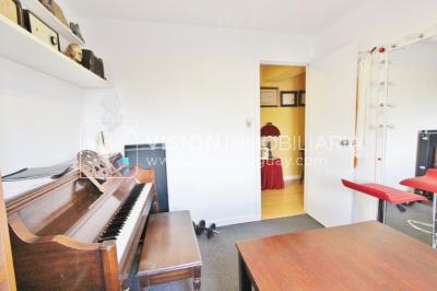 Apartamento con Renta al frente sobre Av. 8 de Octubre casi Propios, en 5to Piso, 3 dormitorios y 1 baño, impecable