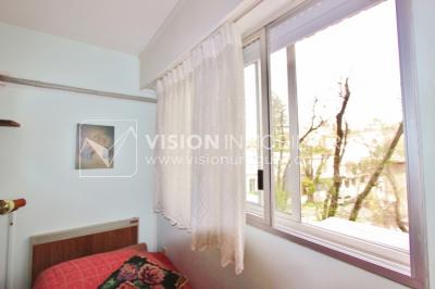 Acogedor apartamento en Pocitos, 3 dormitorios y 2 baños, cocina definida, todo al frente.