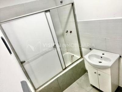 Apartamento Duplex en Venta ideal Renta. Al frente, 4 Dormitorios y 2 Baños, La Unión sobre Av. 8 de Octubre, Piso 1 por escalera, reciclado, impecable para entrar ya. 204 m2 totales 111 m2 interiores + 93 m2 Terrazas. Parrillero.