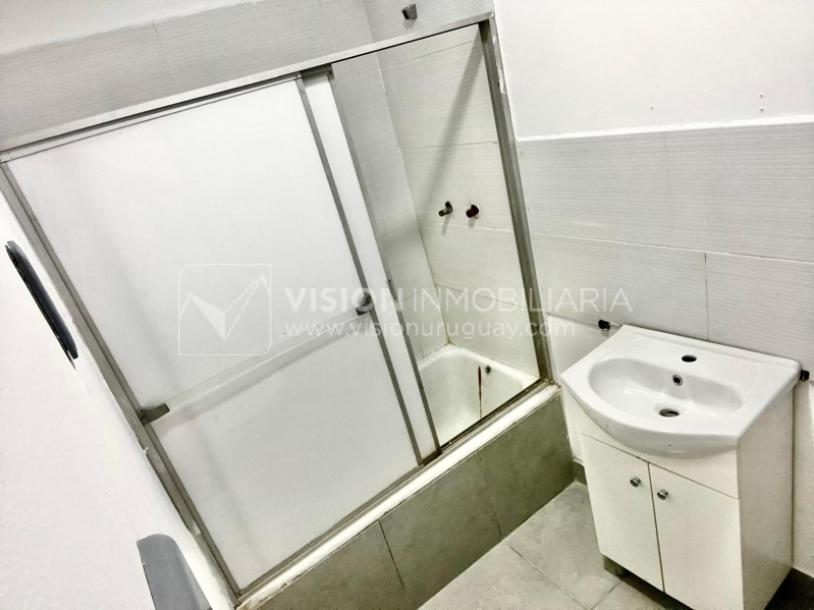 Apartamento Duplex en Venta ideal Renta. Al frente, 4 Dormitorios y 2 Baños, La Unión sobre Av. 8 de Octubre, Piso 1 por escalera, reciclado, impecable para entrar ya. 204 m2 totales 111 m2 interiores + 93 m2 Terrazas. Parrillero.-30