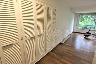 Alquile U$S 3.900 /mes - Distinguido Apartamento en Carrasco de 234 m2, 4 Dormitorios más Servicio, 2 Garajes.