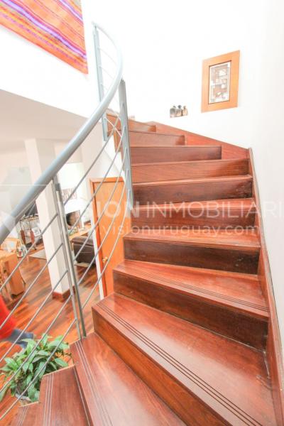 Casa inmaculada, reciclaje gran nivel, diseño y confort, Padrón Único, Punta Carretas; 3 dorm y 3 baños, barbacoa cerrada y terraza al frente, patio interior, 202 m2 construidos. A 20 mts. de Rambla, vista lateral al mar.