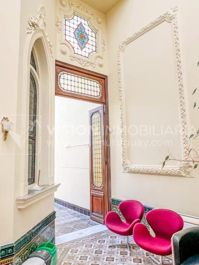 Oportunidad de Inversión: Venta de Mansión de 1905 de prestancia Señorial. Son 676 m2 en 2 plantas. Inmaculada, gran nivel. Amueblada. Ciudad Vieja. Terreno de 393 m2. Fachada de 10,5 mts. por calle Misiones. Protección Patrimonial grado 3 - U$ 507.1