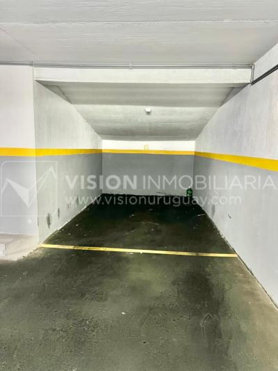 Apartamento en Venta en Pocitos / Punta Carretas.  Bajó de Precio!!  2 Dormitorios, uno en Suite con Vestidor.  2 Baños, Balcón, terminaciones Premium.  Se vende Amueblado. Tiene cómodo Garaje para 1 auto.  Piso 4 al frente.  Amenities: Barbacoa y Gy