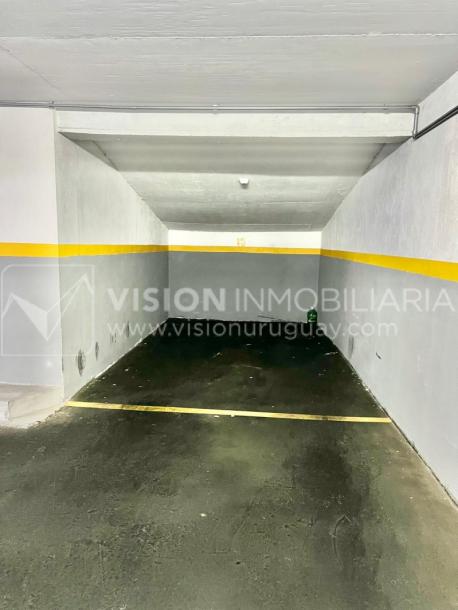 Apartamento en Venta en Pocitos / Punta Carretas.  Bajó de Precio!!  2 Dormitorios, uno en Suite con Vestidor.  2 Baños, Balcón, terminaciones Premium.  Se vende Amueblado. Tiene cómodo Garaje para 1 auto.  Piso 4 al frente.  Amenities: Barbacoa y Gy-53