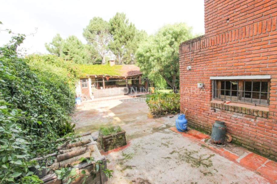 Casa moderna 2 dorm, 2 baños, 409 m2 terreno y 157m2 construidos, Fortin de Santa Rosa, con buen fondo y barbacoa, Garaje.-48