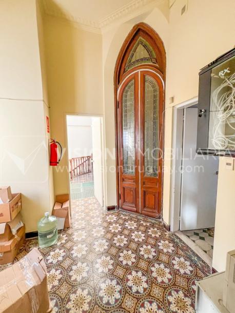 Oportunidad de Inversión: Venta de Mansión de 1905 de prestancia Señorial. Son 676 m2 en 2 plantas. Inmaculada, gran nivel. Amueblada. Ciudad Vieja. Terreno de 393 m2. Fachada de 10,5 mts. por calle Misiones. Protección Patrimonial grado 3 - U$ 507.1-60