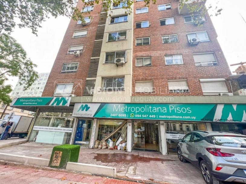 Apartamento con Renta en Venta al frente 2 Dormitorios 2 Baños, La Blanqueada, Av. 8 de Octubre, en Piso 3. Semiequipado. Amenities: 3 Parrilleros, gran Patio Juegos para Niños. Portería y Vigilancia-89