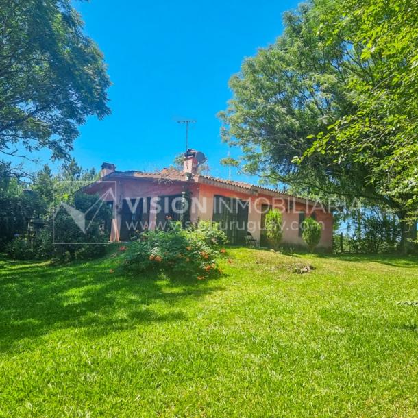 Venta de Casa / Chacra en Lagos del Norte, Rivera. 1.769 m2 de Terreno y 137 m2 Construidos. Piscina. Casa en una planta, Construcción Tradicional con Tejas. 4 dormitorios y 2 baños completos. Gran estufa a Leña. U$ 115.000 dólares-0