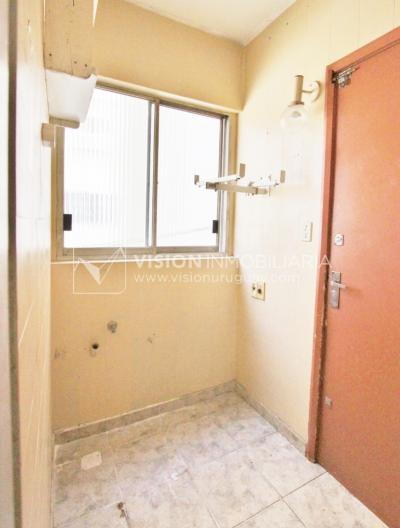 Excelente Apartamento en Pocitos, Pagola casi Rambla; 3 dormitorios y 2 baños, cocina definida. Con Garaje.