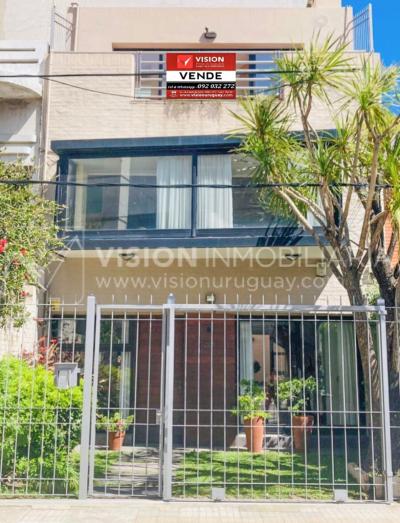 Casa inmaculada, reciclaje gran nivel, diseño y confort, Padrón Único, Punta Carretas; 3 dorm y 3 baños, barbacoa cerrada y terraza al frente, patio interior, 202 m2 construidos. A 20 mts. de Rambla, vista lateral al mar.