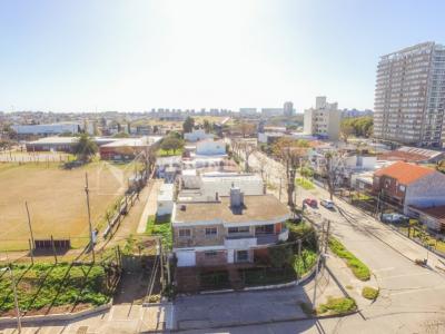 Casa en Venta de 3 Dormitorios, 2 Baños, Garaje, Jardín y Patio. 130 m2 construidos en Propiedad Horizontal -padrón de 290 m2-, en Malvín Sur a 50 mts. de Plaza Italia. U$ 220.000