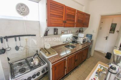 Apartamento en Pocitos, 2 dormitorios y 1 baño, Al Frente, 400 mts de Rambla, con Estufa a Leña y con Balcón - U$ 175.000