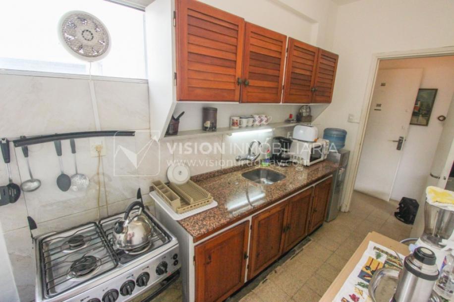 Apartamento en Pocitos, 2 dormitorios y 1 baño, Al Frente, 400 mts de Rambla, con Estufa a Leña y con Balcón - U$ 175.000-14