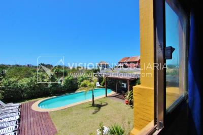 Espectacular Casa en Punta del Diablo a pasos del mar; piscina climatizada, barbacoa, chillout.