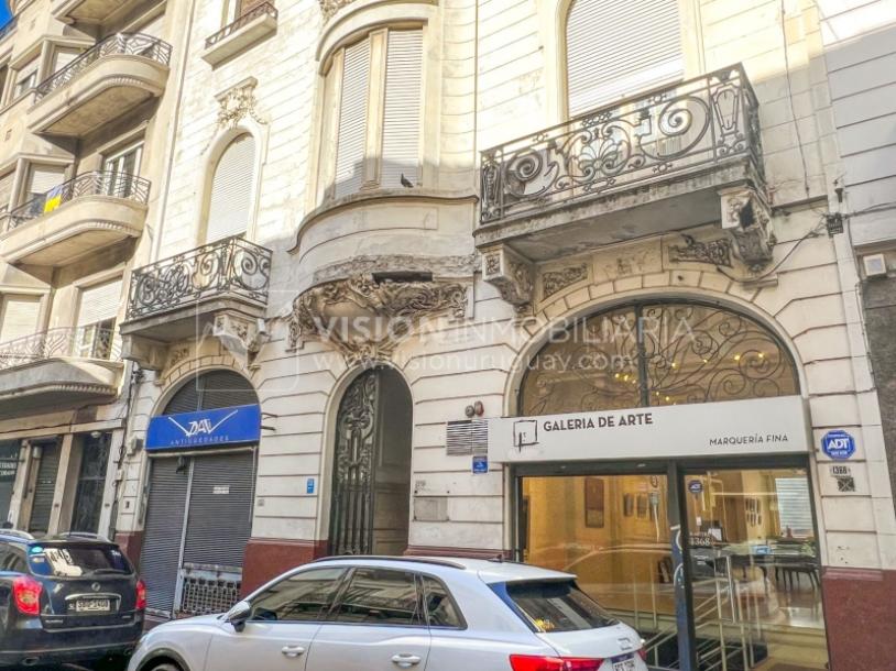 Venta de Palacete: Mansión señorial de 1913 de 690 m2 interiores y 224 de terrazas; 4 plantas, una reciclada inmaculada de gran nivel, completamente Amueblada. Ciudad Vieja. Inversión: U$ 400.000 dólares-2