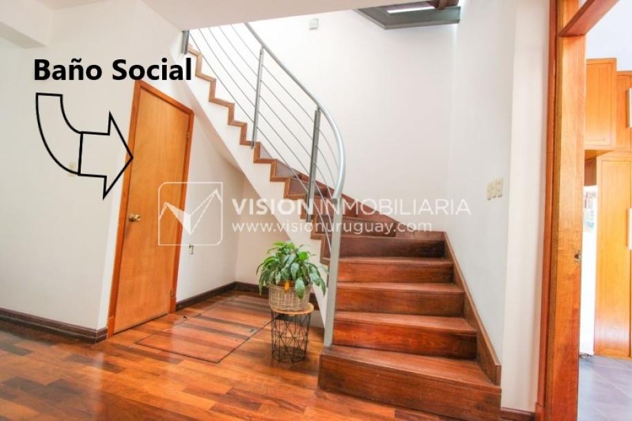 Casa inmaculada, reciclaje gran nivel, diseño y confort, Padrón Único, Punta Carretas; 3 dorm y 3 baños, barbacoa cerrada y terraza al frente, patio interior, 202 m2 construidos. A 20 mts. de Rambla, vista lateral al mar.-25