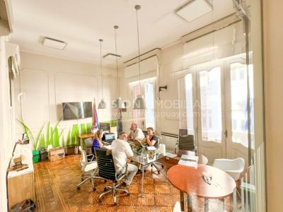 Oportunidad de Inversión: Venta de Mansión de 1905 de prestancia Señorial. Son 676 m2 en 2 plantas. Inmaculada, gran nivel. Amueblada. Ciudad Vieja. Terreno de 393 m2. Fachada de 10,5 mts. por calle Misiones. Protección Patrimonial grado 3 - U$ 507.1