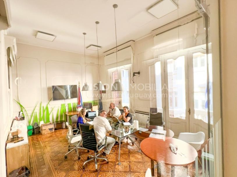 Oportunidad de Inversión: Venta de Mansión de 1905 de prestancia Señorial. Son 676 m2 en 2 plantas. Inmaculada, gran nivel. Amueblada. Ciudad Vieja. Terreno de 393 m2. Fachada de 10,5 mts. por calle Misiones. Protección Patrimonial grado 3 - U$ 507.1-48