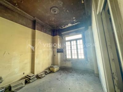 Venta de Palacete: Mansión señorial de 1913 de 690 m2 interiores y 224 de terrazas; 4 plantas, una reciclada inmaculada de gran nivel, completamente Amueblada. Ciudad Vieja. Inversión: U$ 400.000 dólares