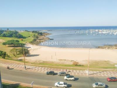 Apartamento en Rambla Piso alto al Puertito del Buceo 3 dorm + Servicio, 180 m2; Alquiler U$S 2.250 / GC $31.000