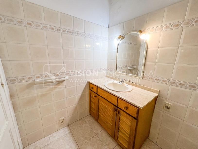 Casa en Venta de 3 Dormitorios, 2 Baños, Garaje, Jardín y Patio. 130 m2 construidos en Propiedad Horizontal -padrón de 290 m2-, en Malvín Sur a 50 mts. de Plaza Italia. U$ 220.000-82