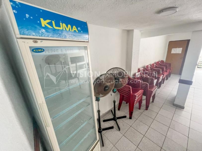 Apartamento con Renta en Venta al frente 2 Dormitorios 2 Baños, La Blanqueada, Av. 8 de Octubre, en Piso 3. Semiequipado. Amenities: 3 Parrilleros, gran Patio Juegos para Niños. Portería y Vigilancia-78