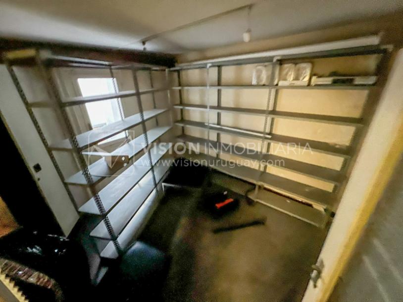 Oportunidad de Inversión: Venta de Mansión de 1905 de prestancia Señorial. Son 676 m2 en 2 plantas. Inmaculada, gran nivel. Amueblada. Ciudad Vieja. Terreno de 393 m2. Fachada de 10,5 mts. por calle Misiones. Protección Patrimonial grado 3 - U$ 507.1-65