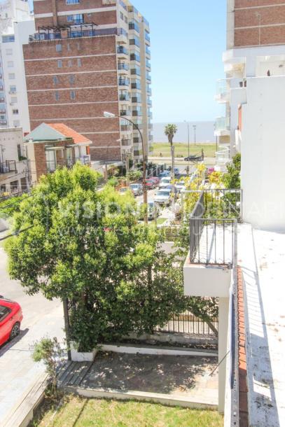 Padrón Único de 280 m2 en Punta Carretas a 50 mts. de Rambla. 132 m2 construidos. Ideal para proyectar su casa, edificio de 3 o 4 pisos, empresa, local gastronómico o restaurante, clínica, instituto u otro. Originalmente 2 dorm y 2 baños, garaje, pat-39