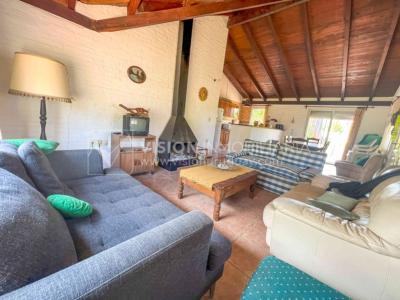 Venta de Casa en Santa Lucia del Este: 2 Dorm. y Baño, más Apto. 1 Dorm. y Baño. Estufa a Leña, Parrillero, Jardín, Fondo, Cochera Porsche, Cerco. 554 m2 de Terreno, 125 m2 construidos. a 150 mts de la Rambla. Se vende Totalmente Amueblada y Equipada