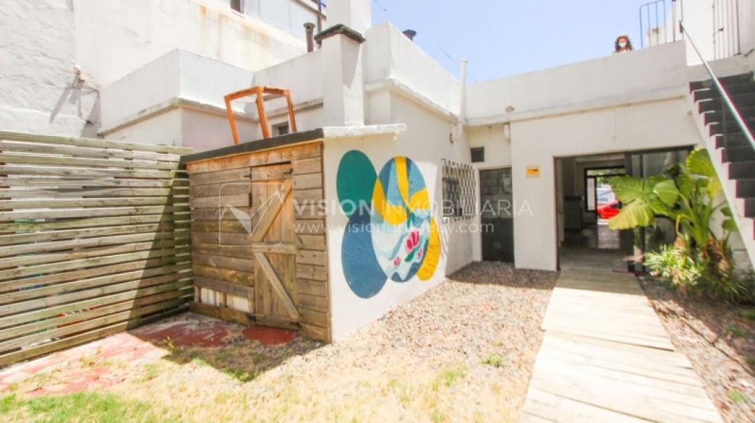 Padrón Único de 280 m2 en Punta Carretas a 50 mts. de Rambla. 132 m2 construidos. Ideal para proyectar su casa, edificio de 3 o 4 pisos, empresa, local gastronómico o restaurante, clínica, instituto u otro. Originalmente 2 dorm y 2 baños, garaje, pat-27