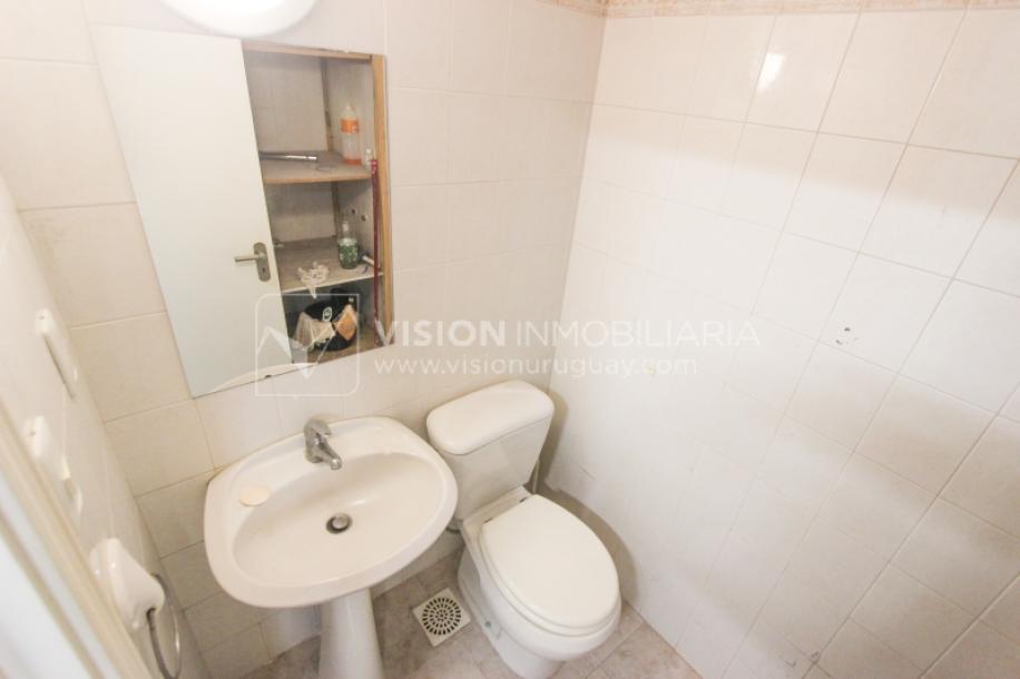 Alquiler de Oficina doble 5to Piso al Frente, 60m2 dos entradas dos baños, Pza Independencia esq Juncal Centro Ciudad Vieja-5