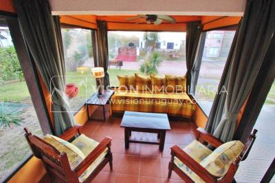 Espectacular Casa en Punta del Diablo a pasos del mar; piscina climatizada, barbacoa, chillout.