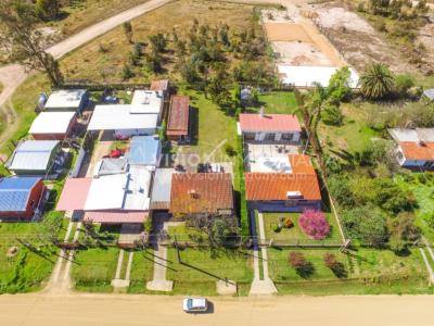 Venta conjunta de Dos Casas independientes en un gran terreno de 622 m2, una de 2 Dormitorios y 1 Baño, la otra de 1 Dormitorio y 1 Baño, Parrillero, Garaje. Barrio Español del balneario Atlántida, 8 cuadras al Norte de la Interbalnearia por Ruta 11.