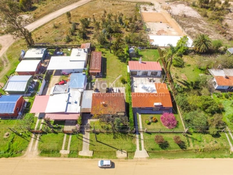 Venta conjunta de Dos Casas independientes en un gran terreno de 622 m2, una de 2 Dormitorios y 1 Baño, la otra de 1 Dormitorio y 1 Baño, Parrillero, Garaje. Barrio Español del balneario Atlántida, 8 cuadras al Norte de la Interbalnearia por Ruta 11.-5