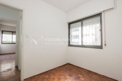 Apto Pocitos esq. Rambla, 3 Dorm 2 Baños, Cocina definida, 2do Piso al Frente, Garaje.