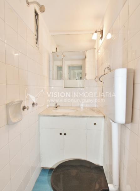 Acogedor apartamento en Pocitos, 3 dormitorios y 2 baños, cocina definida, todo al frente.-41