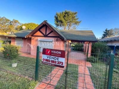 Venta de Casa en Santa Lucia del Este: 2 Dorm. y Baño, más Apto. 1 Dorm. y Baño. Estufa a Leña, Parrillero, Jardín, Fondo, Cochera Porsche, Cerco. 554 m2 de Terreno, 125 m2 construidos. a 150 mts de la Rambla. Se vende Totalmente Amueblada y Equipada