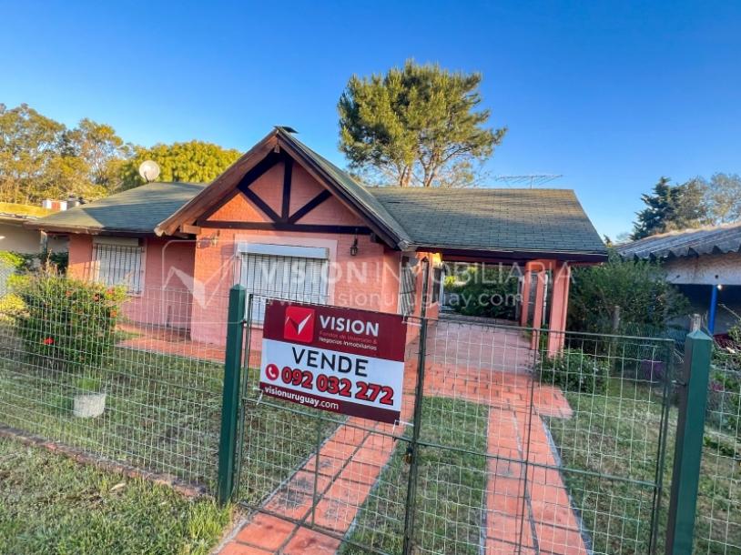 Venta de Casa en Santa Lucia del Este: 2 Dorm. y Baño, más Apto. 1 Dorm. y Baño. Estufa a Leña, Parrillero, Jardín, Fondo, Cochera Porsche, Cerco. 554 m2 de Terreno, 125 m2 construidos. a 150 mts de la Rambla. Se vende Totalmente Amueblada y Equipada-1