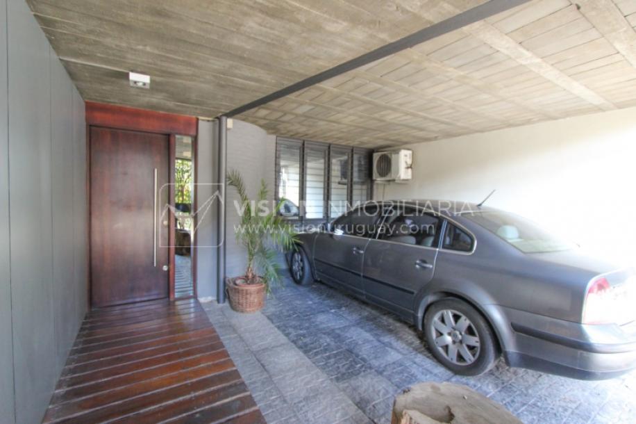 Casa de diseño, Padrón Único, Pocitos; 2 dorm en Suite, enorme salón doble altura, terreno 219 m2 con buen fondo y parrillero, 203 m2 construidos, Garaje.-2