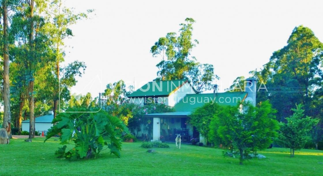 Chacra de 15 hás con el confort de hermosa casa reciclada, barbacoa y piscina climatizada.-0