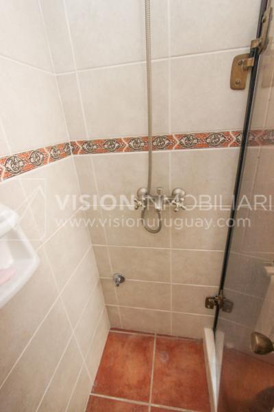 Casa inmaculada, reciclaje gran nivel, diseño y confort, Padrón Único, Punta Carretas; 3 dorm y 3 baños, barbacoa cerrada y terraza al frente, patio interior, 202 m2 construidos. A 20 mts. de Rambla, vista lateral al mar.