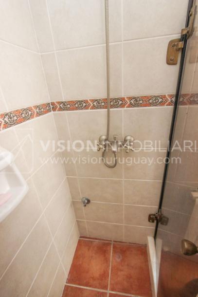 Casa inmaculada, reciclaje gran nivel, diseño y confort, Padrón Único, Punta Carretas; 3 dorm y 3 baños, barbacoa cerrada y terraza al frente, patio interior, 202 m2 construidos. A 20 mts. de Rambla, vista lateral al mar.-99